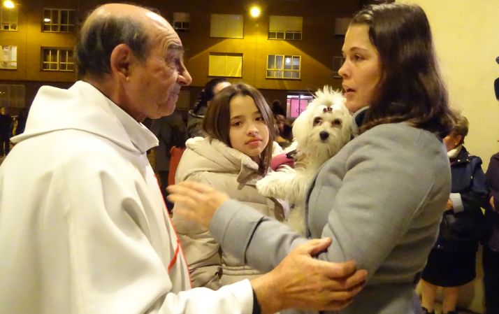 El párroco, Manuel Peñalba, conversa con una propietaria en el acto de bendición. /SN