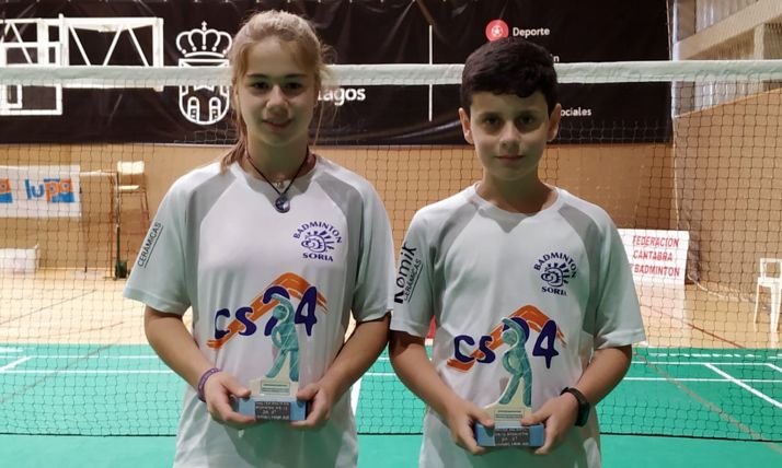 Daniela Corchón y Adrián Díez, con sus trofeos en Liencres. 