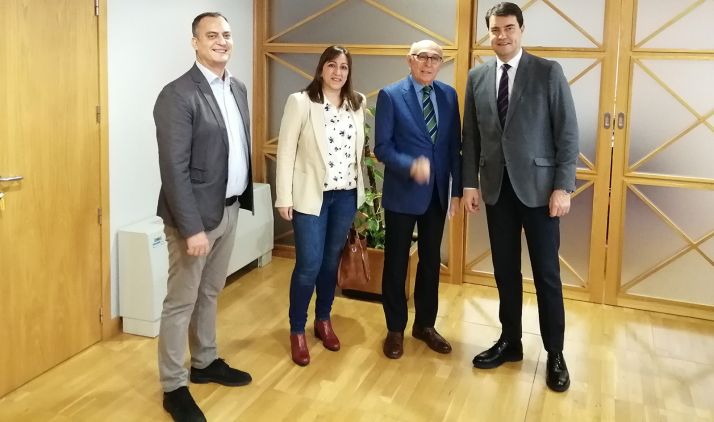 El consejero de la Presidencia (dcha.) y los representantes de CERMI Castilla y León. /Jta.