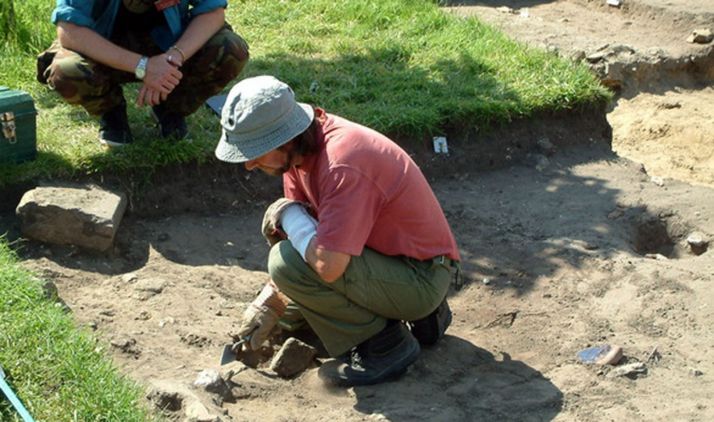 Un joven en un campo de voluntariado arqueológico en CyL. 