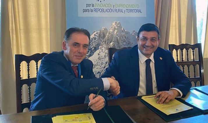 El presidente de la Diputación de Soria (izda.) junto a su homólogo de la institución abulense. /Dip.