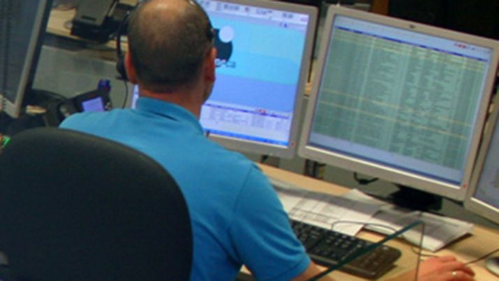 Un empleado del servicio en su puesto de trabajo. 