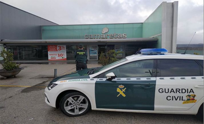 Una dotación de la Guardia Civil en el centro comercial donde fueron denunciados los hechos. 