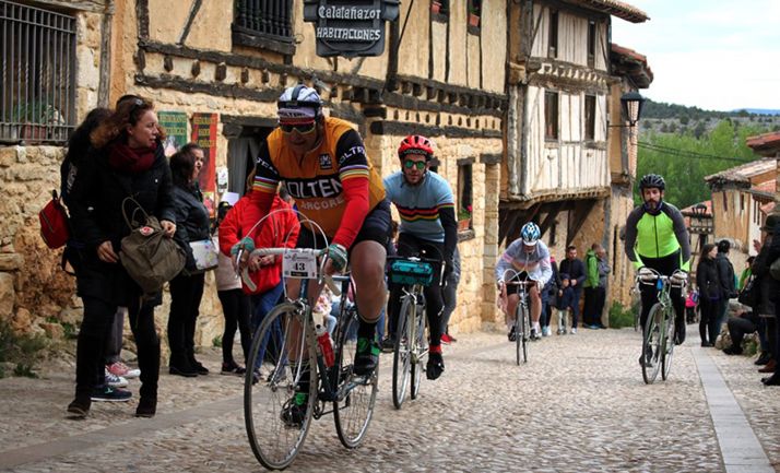Corredores de una edición de La Histórica a su paso por Calatañazor.
