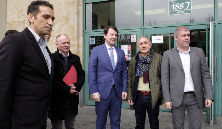 El presidente, junto a líderes sindicales en la jornada sobre la Cátedra sobre Sindicalismo. /Jta.