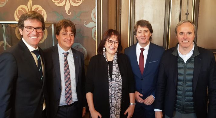 El alcalde (2º dcha.) en el encuentro mantenido con la vicepresidenta de la comisión. /Ayto.