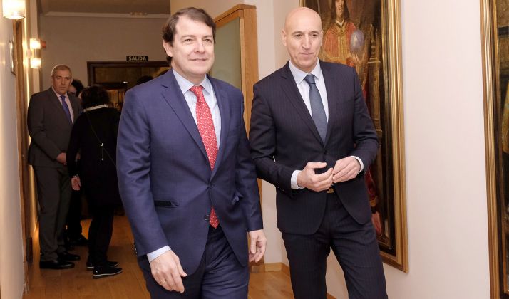 El presidente de la Junta (izda.) y el alcalde de León este martes. /Jta.