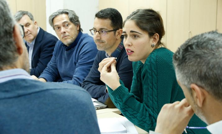 Una joven agricultora explicando a los desarrolladores qué espera de la nueva herramienta de comunicación de UPA. /Joaquín Terán