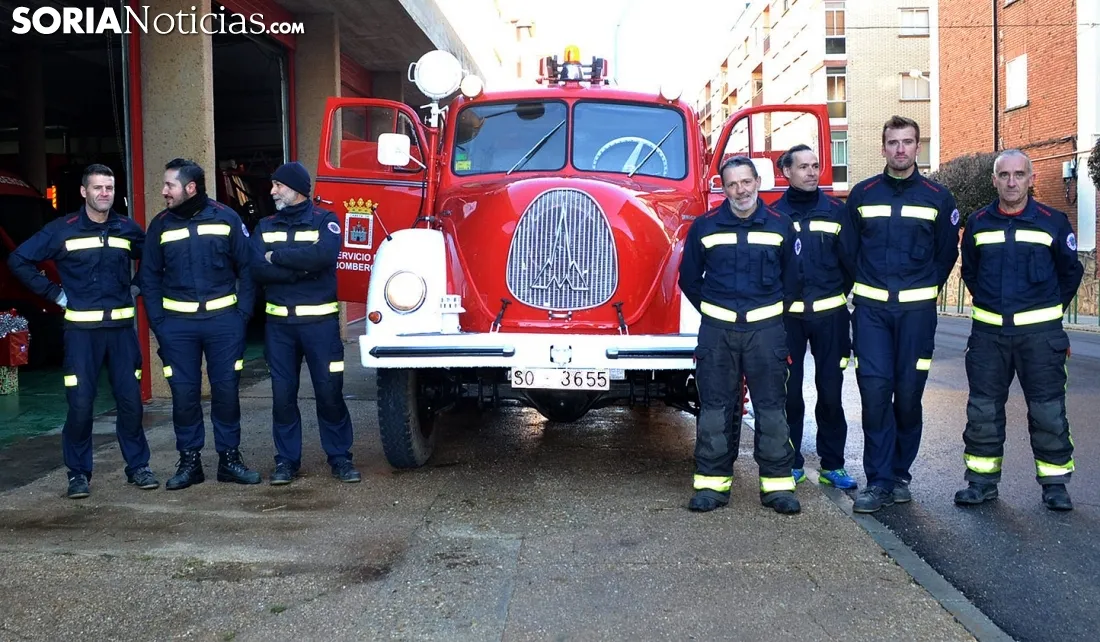 Foto 2 - Los bomberos comienzan a trabajar en la rehabilitaci&oacute;n de un veh&iacute;culo de 1936