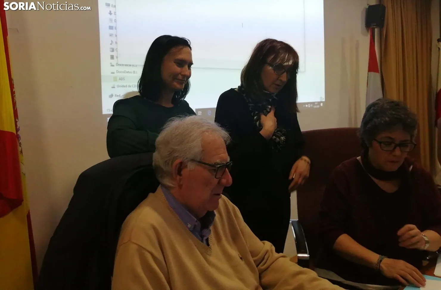 Silvia Aceña, (izda.) con miembros de la agrupación este viernes. /SN