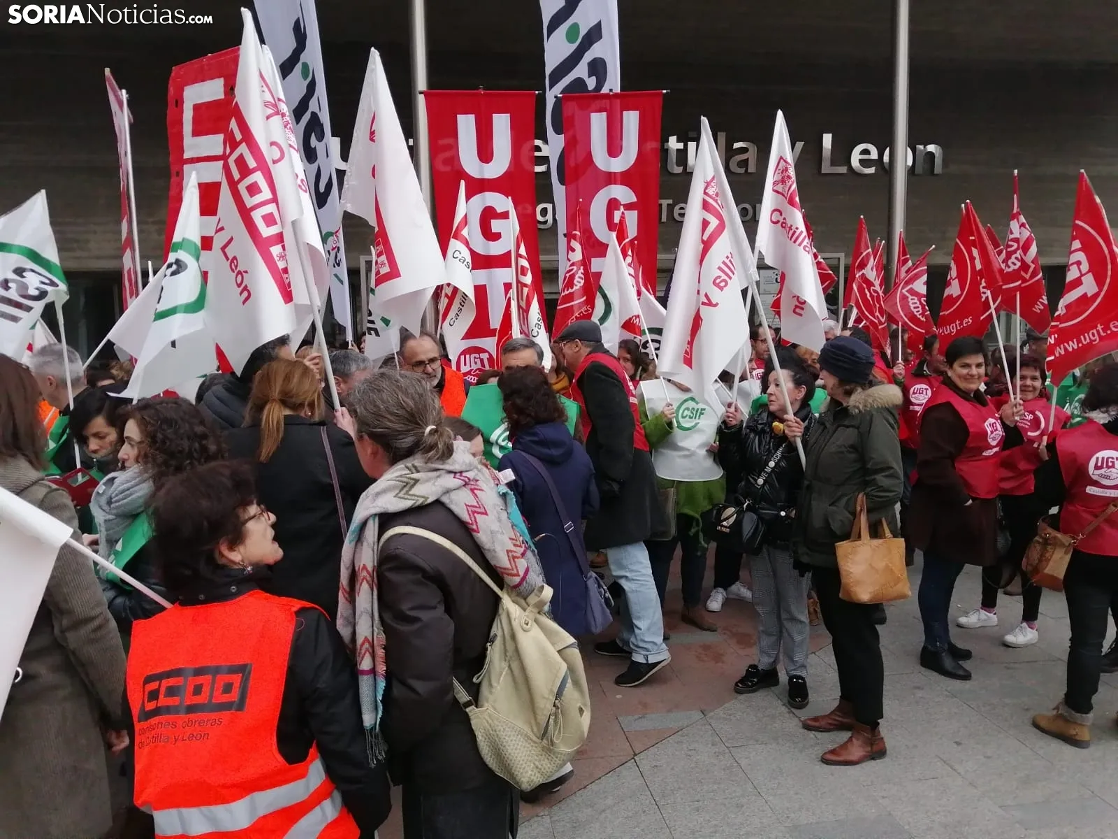 Una imagen de la concentración de este jueves ante el edificio de la 'Colmena'. /SN