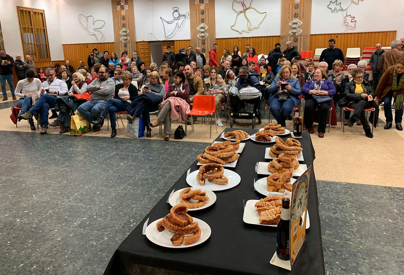 Una imagen del salón municipal de Covaleda ayer. /MGTS