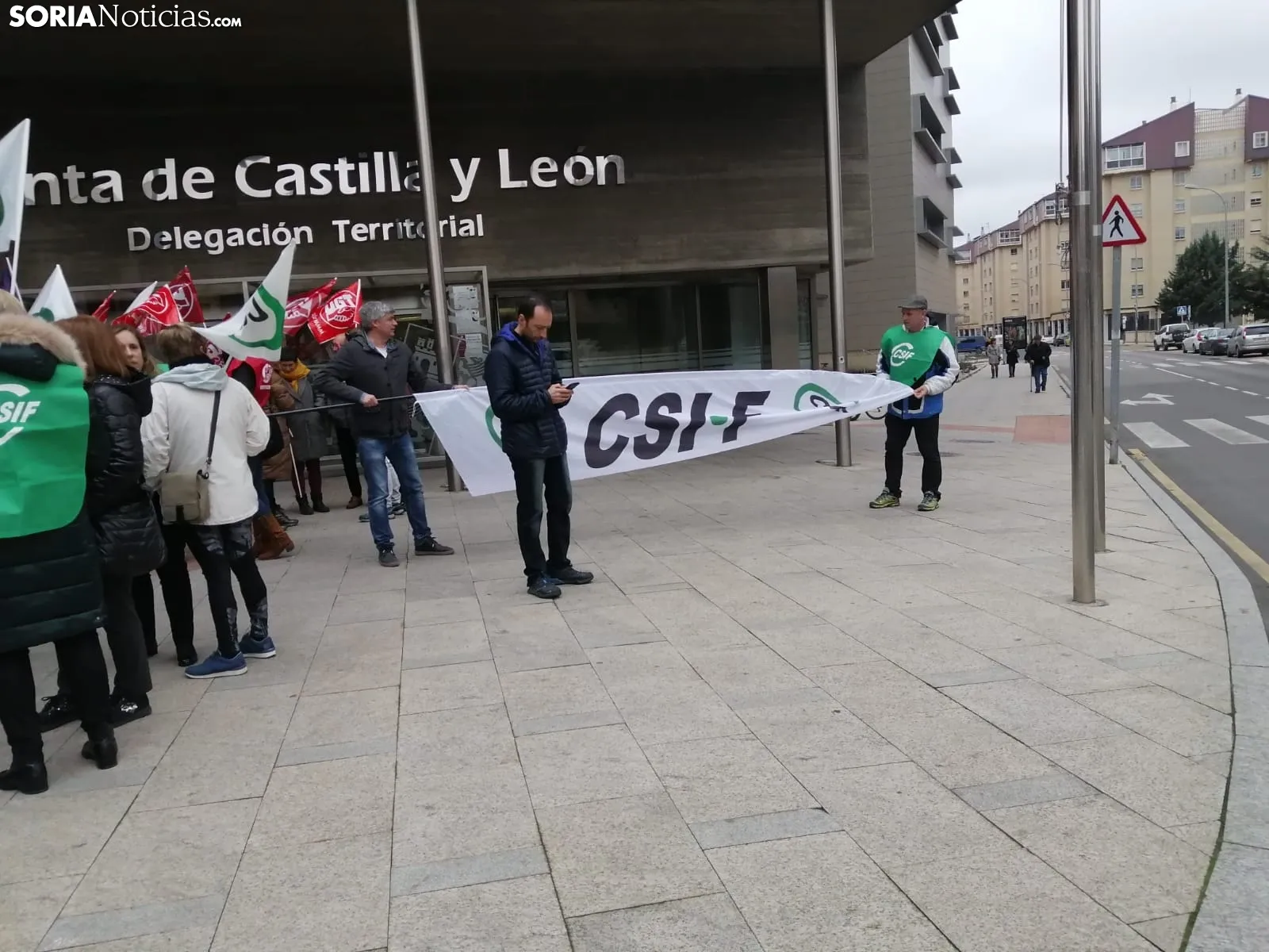Una imagen de la concentración de este jueves ante el edificio de la 'Colmena'. /SN
