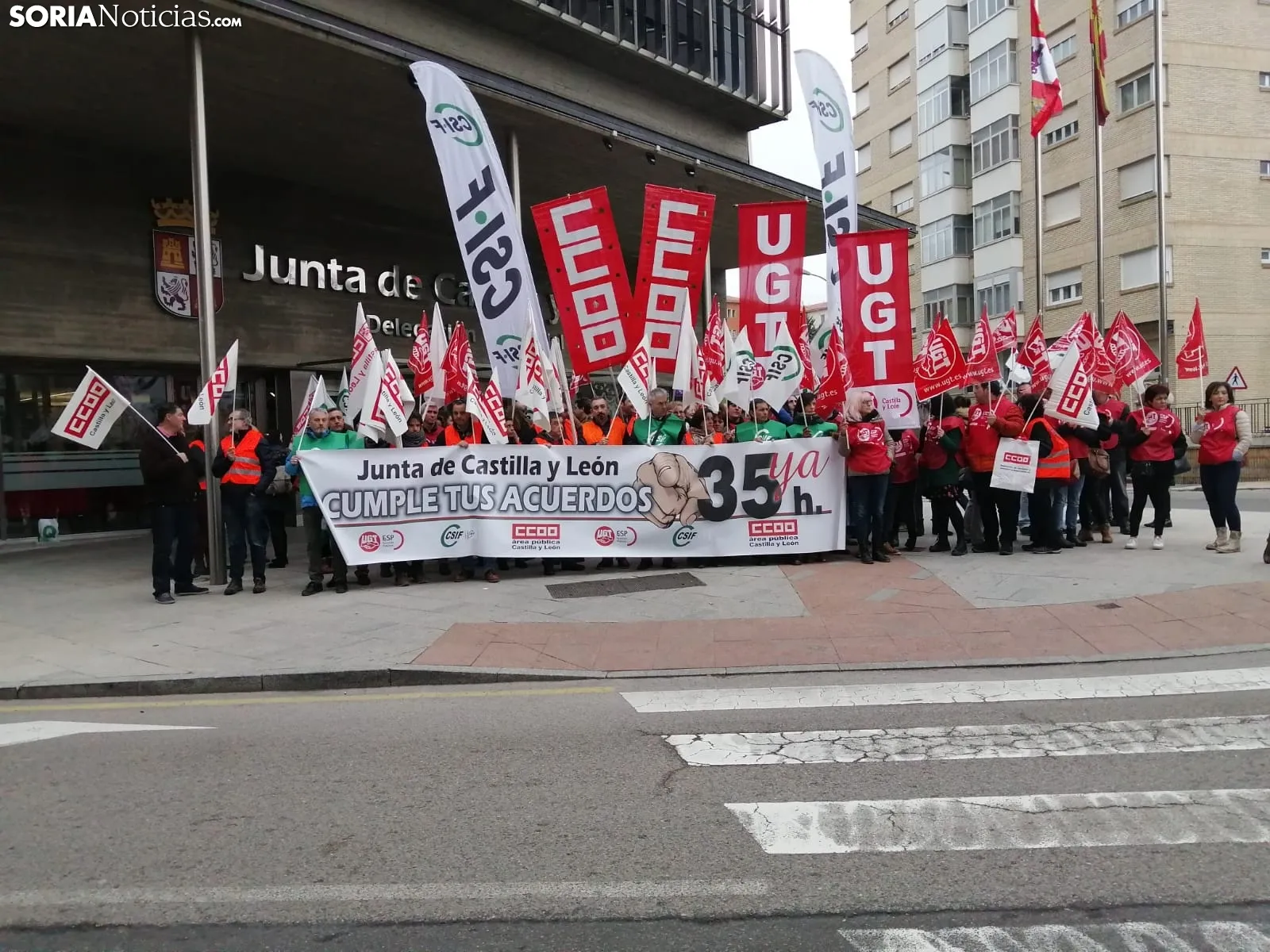 Una imagen de la concentración de este jueves ante el edificio de la 'Colmena'. /SN