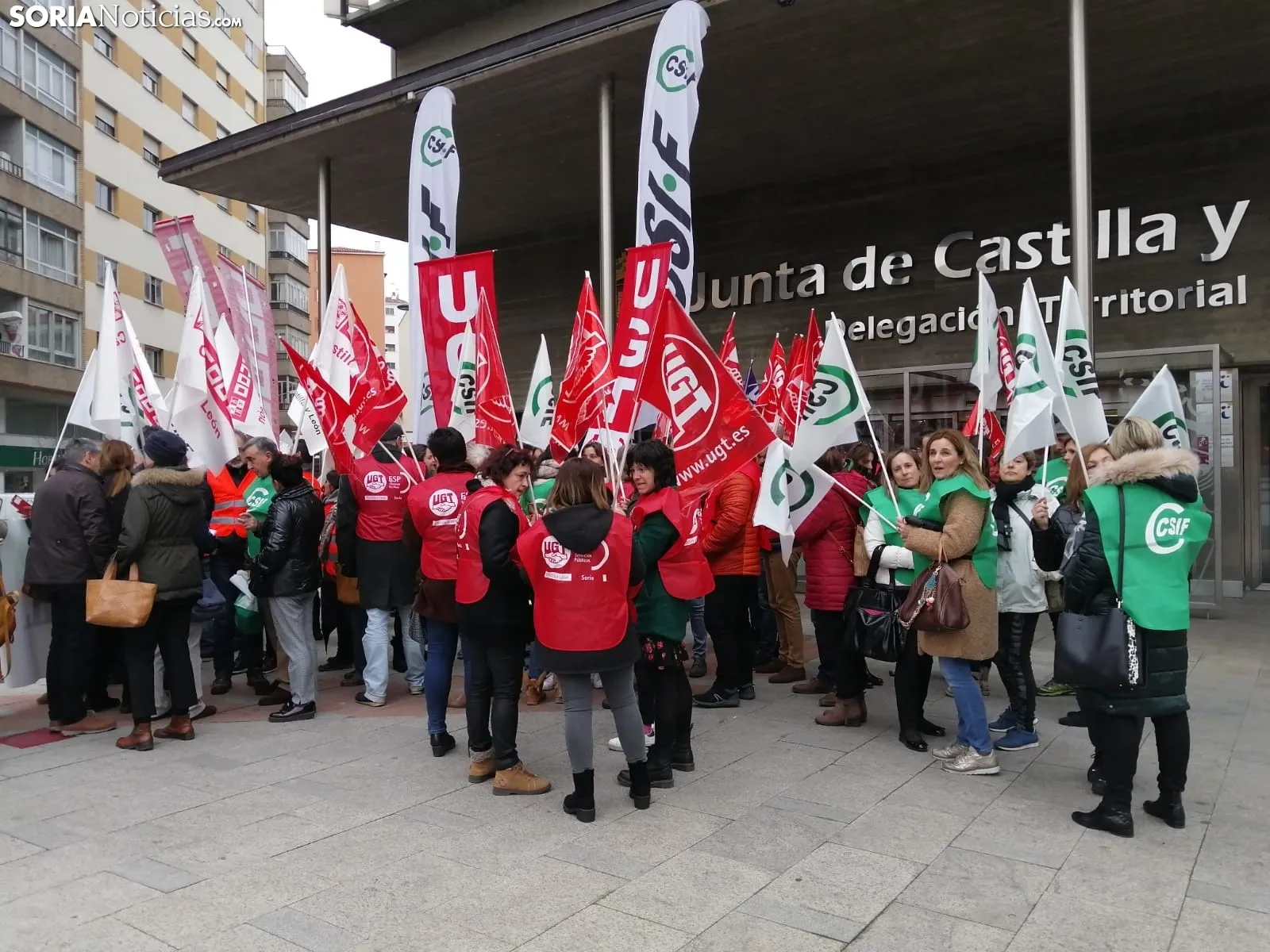 Una imagen de la concentración de este jueves ante el edificio de la 'Colmena'. /SN