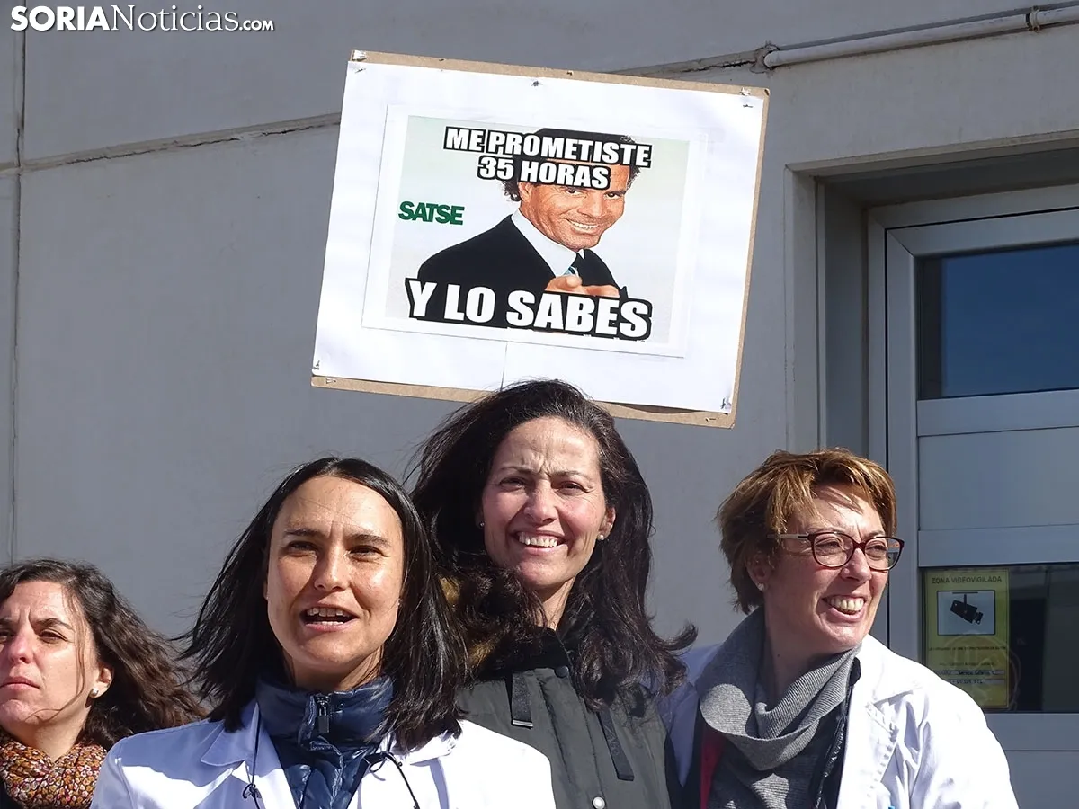 Concentración de Satse a las puertas del Santa Bárbara.