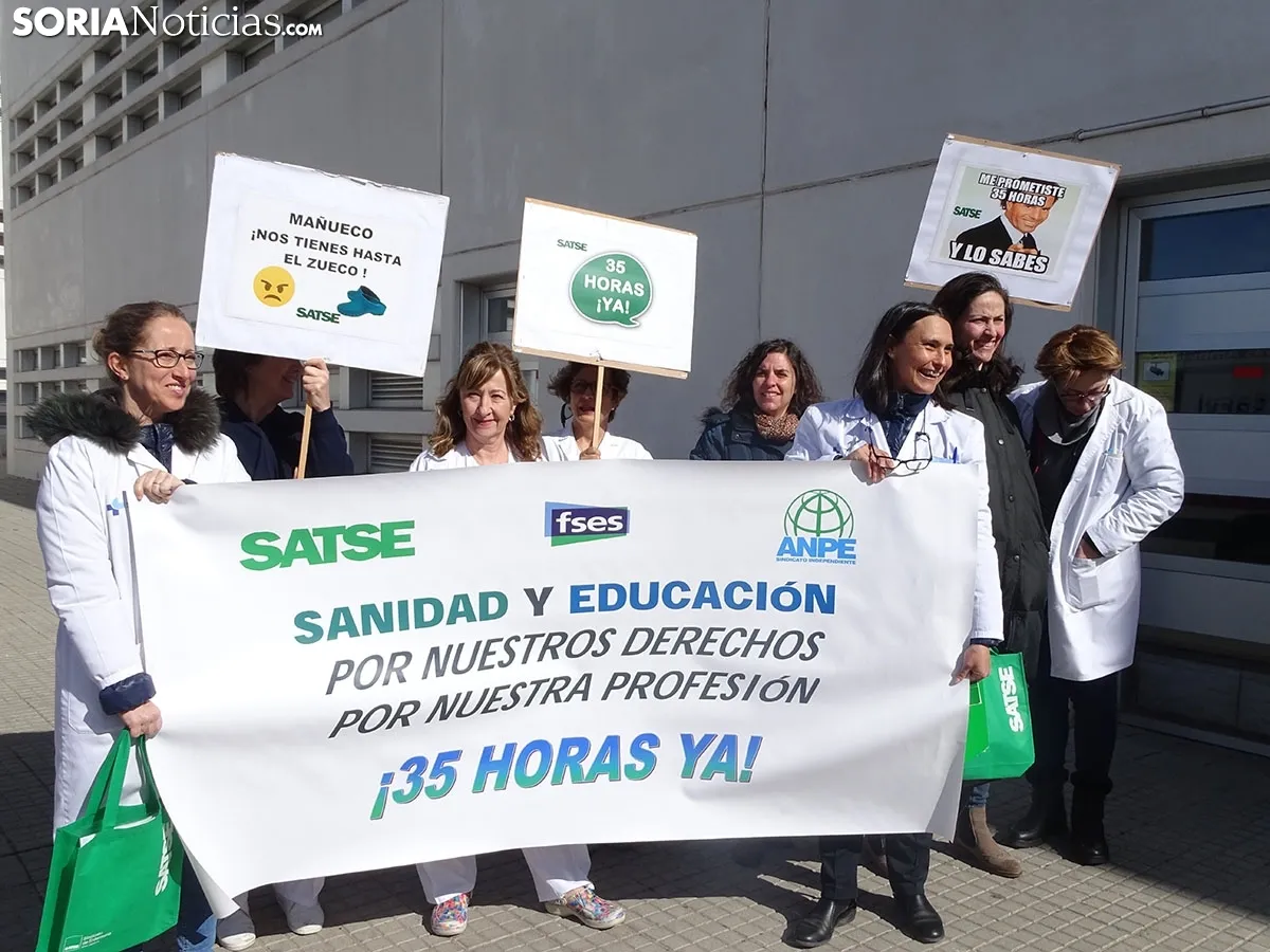 Concentración de Satse a las puertas del Santa Bárbara.