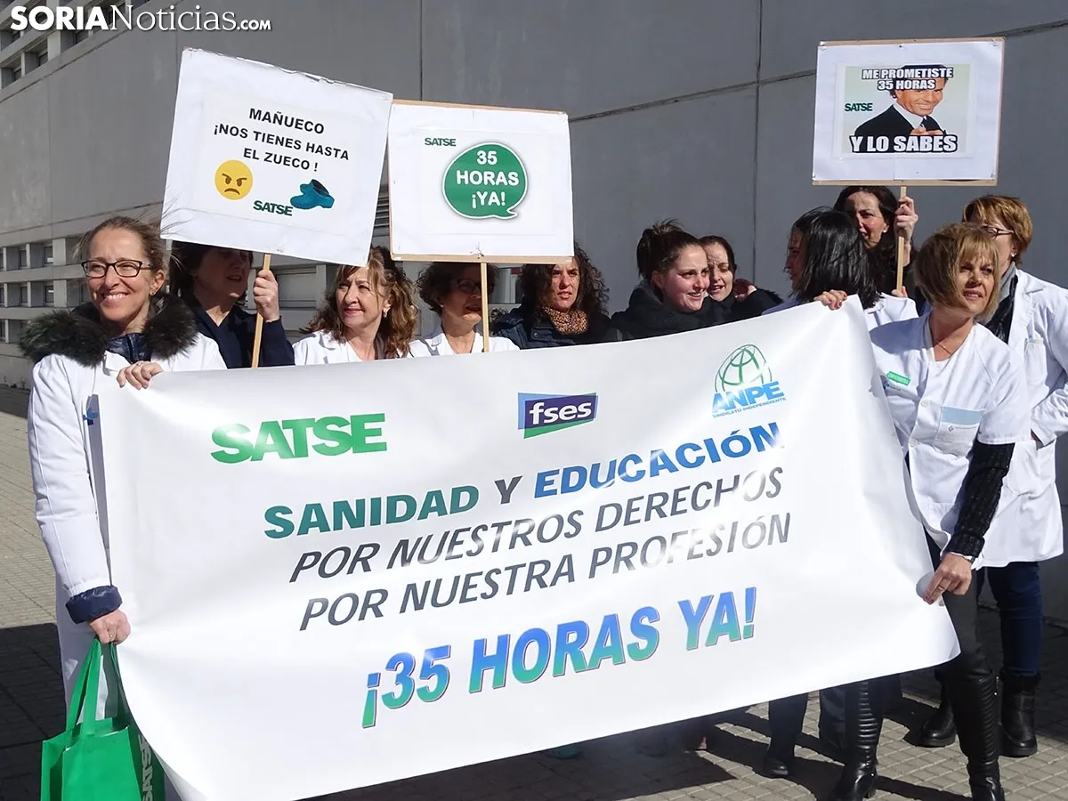 Concentración de Satse a las puertas del Santa Bárbara.