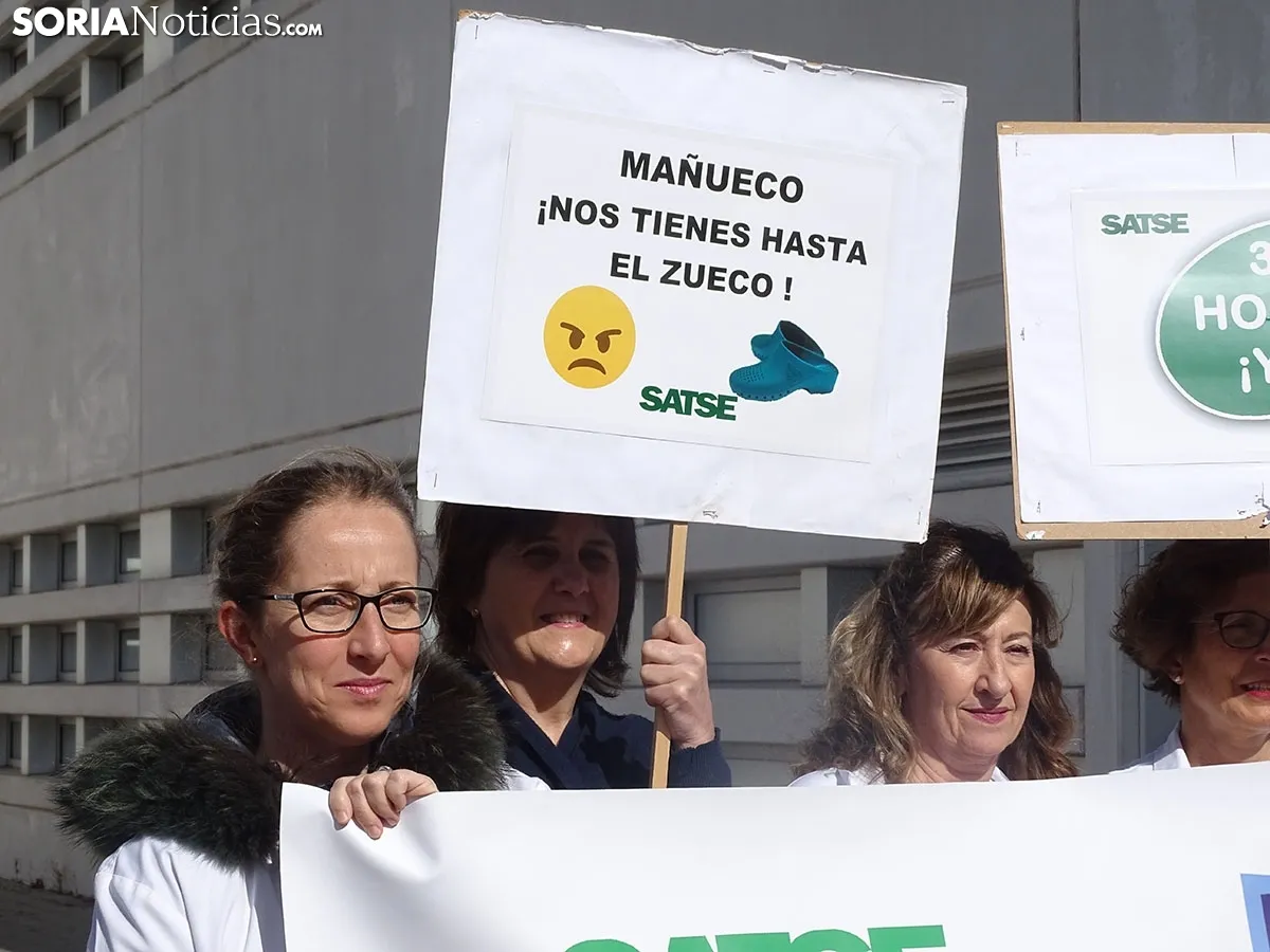 Concentración de Satse a las puertas del Santa Bárbara.