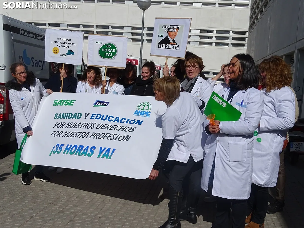 Concentración de Satse a las puertas del Santa Bárbara.