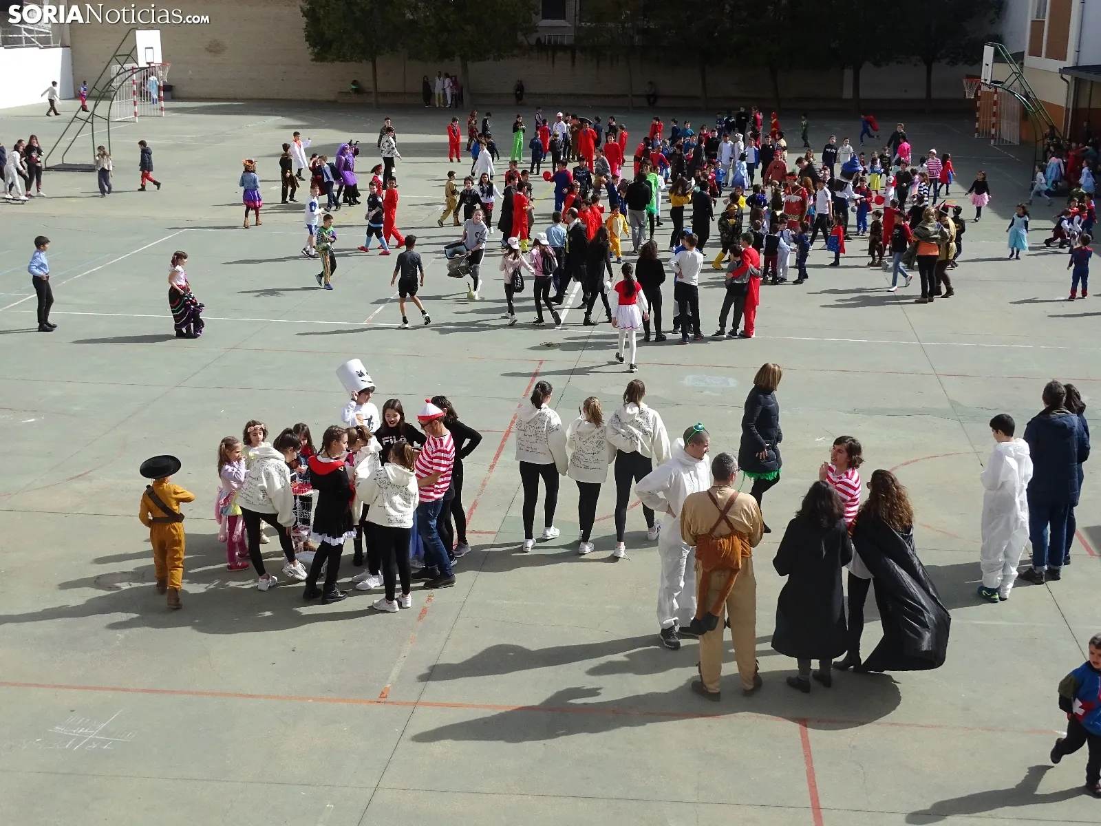 Una imagen del ambiente este viernes en el colegio. /SN