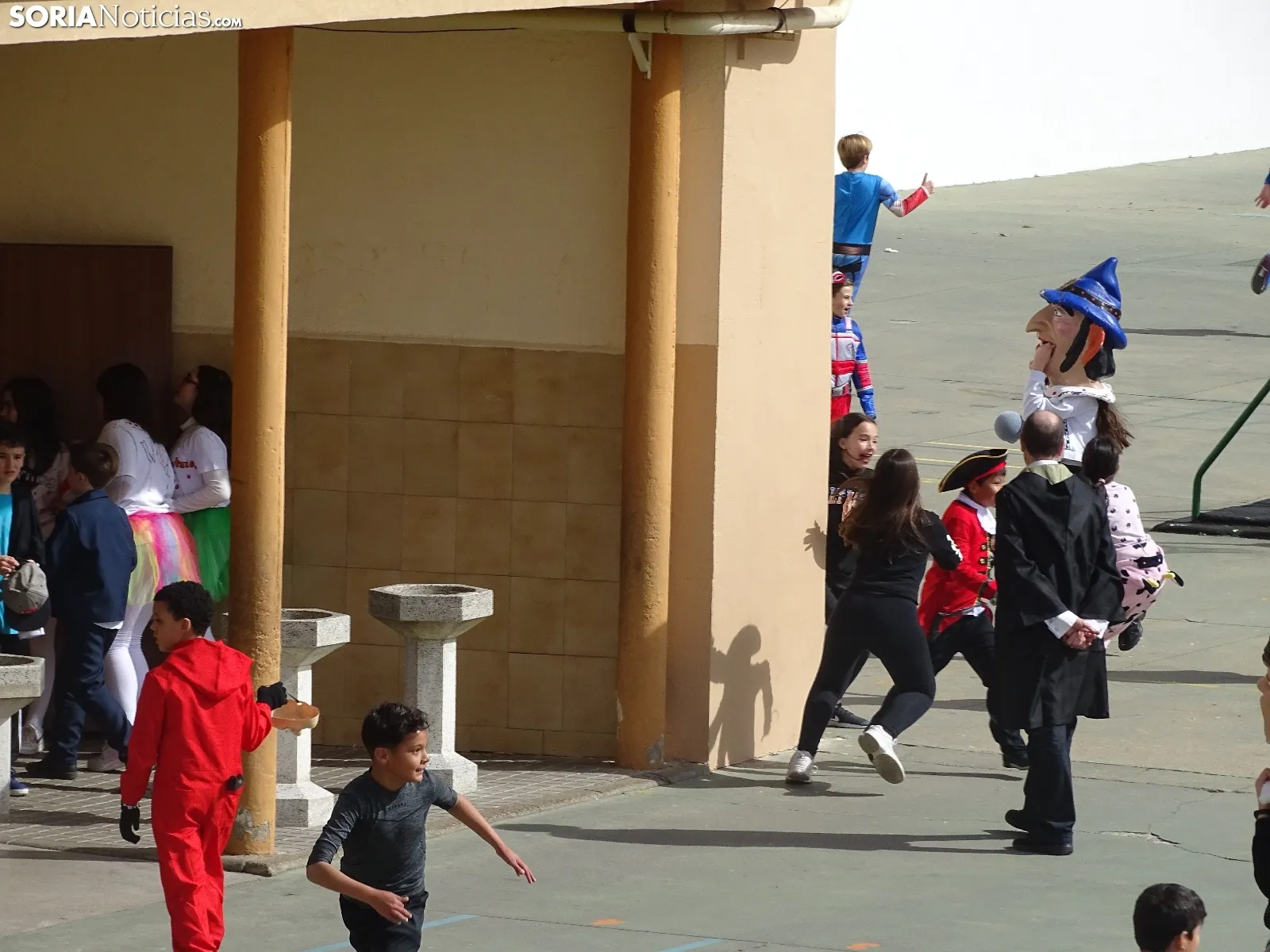 Una imagen del ambiente este viernes en el colegio. /SN