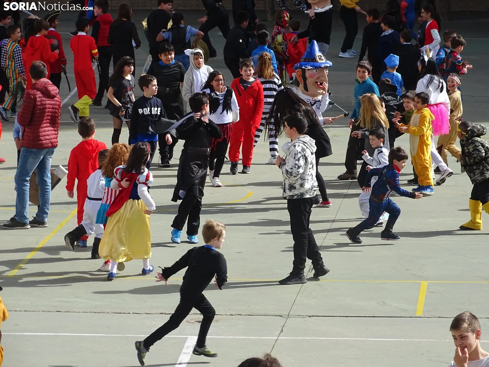 Una imagen del ambiente este viernes en el colegio. /SN