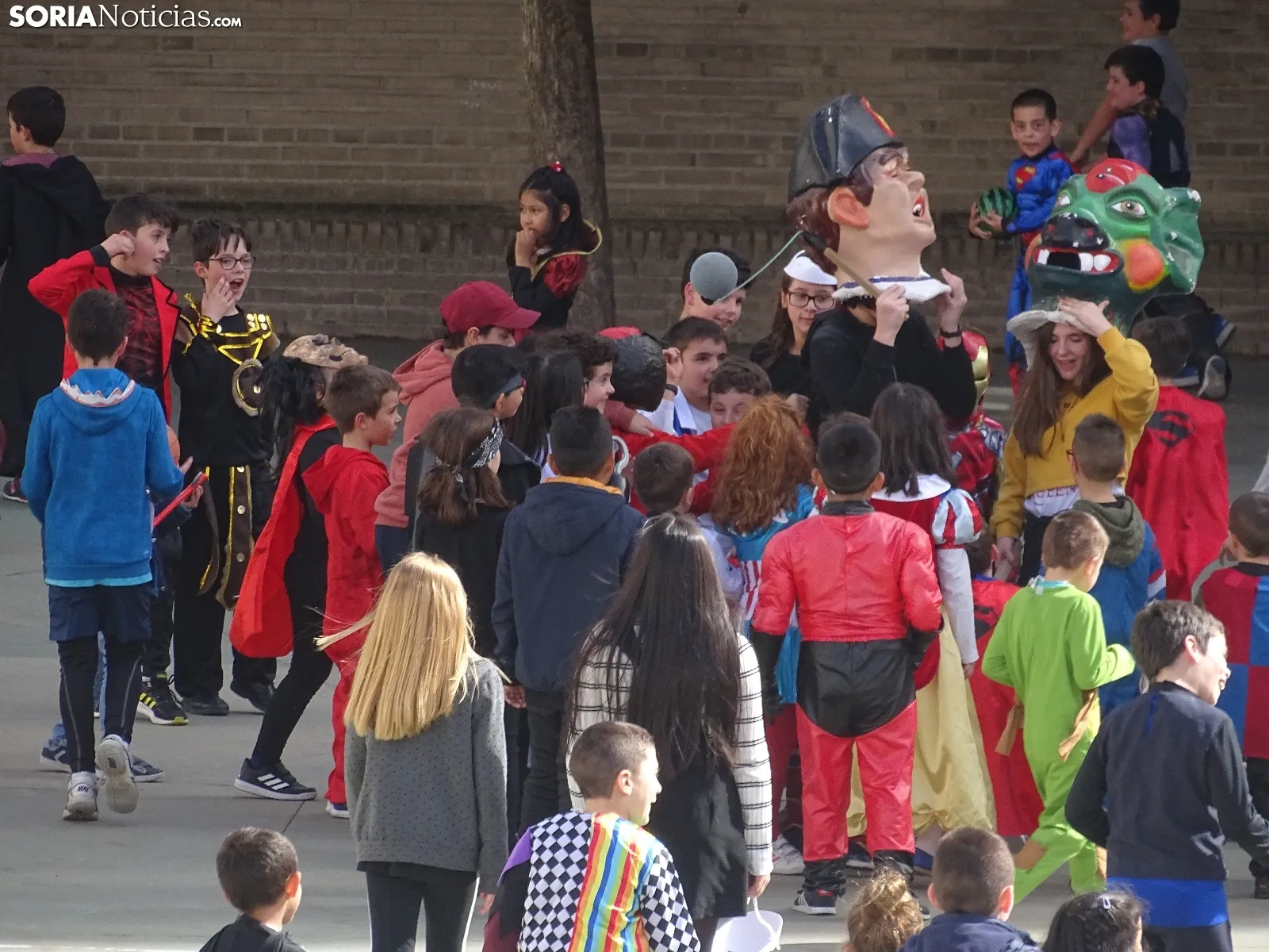Una imagen del ambiente este viernes en el colegio. /SN