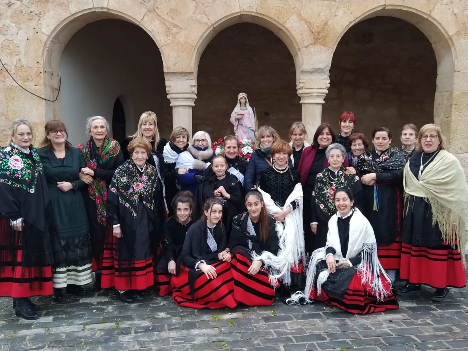Foto 2 - Treinta mujeres celebran Santa &Aacute;gueda en Pe&ntilde;alba de San Esteban
