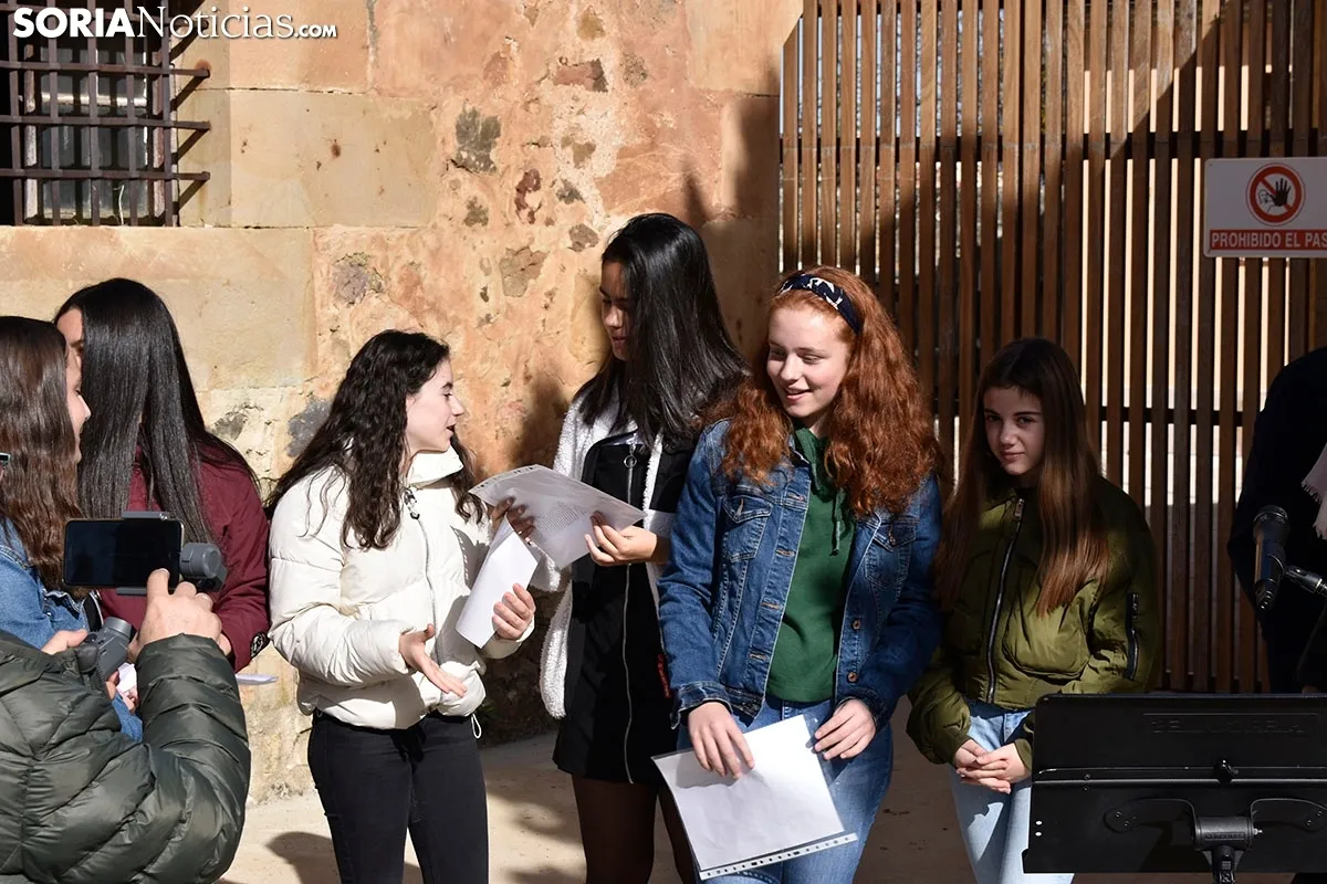 Homenaje del IES Machado al poeta en El Espino.