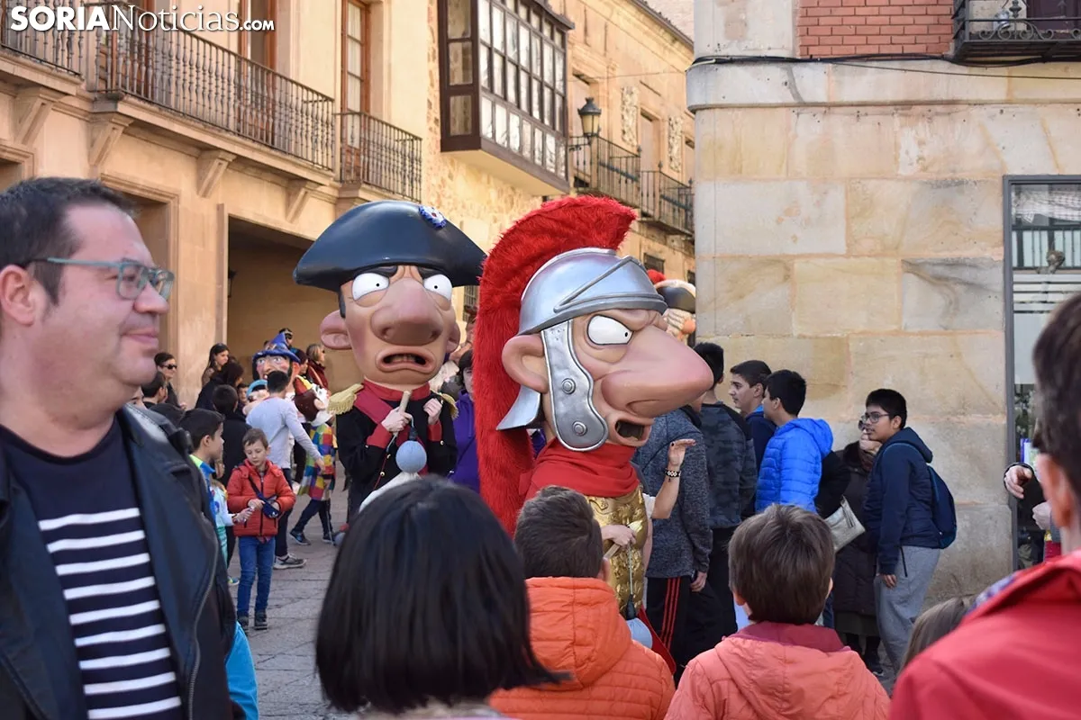 Gigantes y Cabezudos por Carnaval.