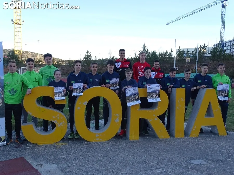 Foto conjunta de los tres clubes de atletismo de la capital