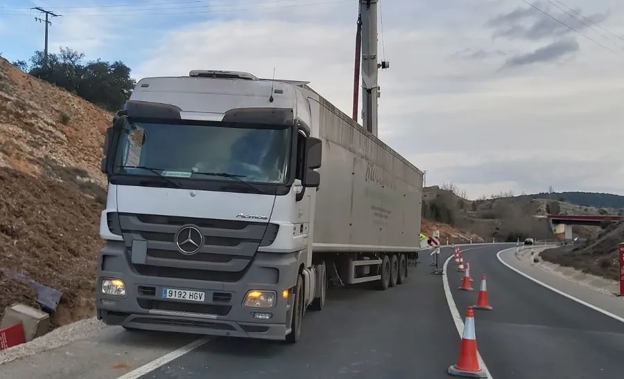 Foto 2 - Abiertos los dos carriles de la carretera SO-20 que hab&iacute;an sido cortados por el vuelco de un cami&oacute;n