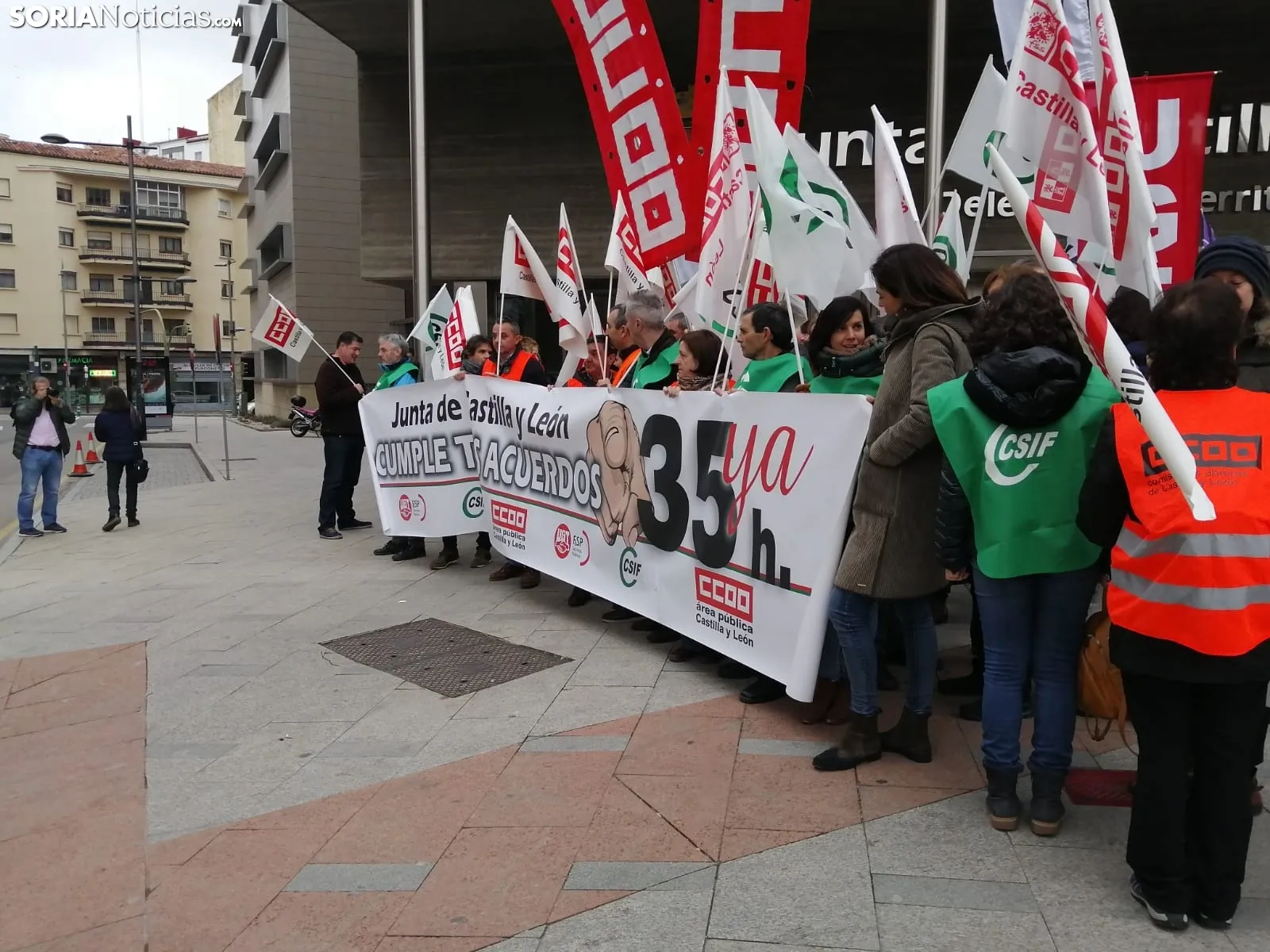 Una imagen de la concentración de este jueves ante el edificio de la 'Colmena'. /SN