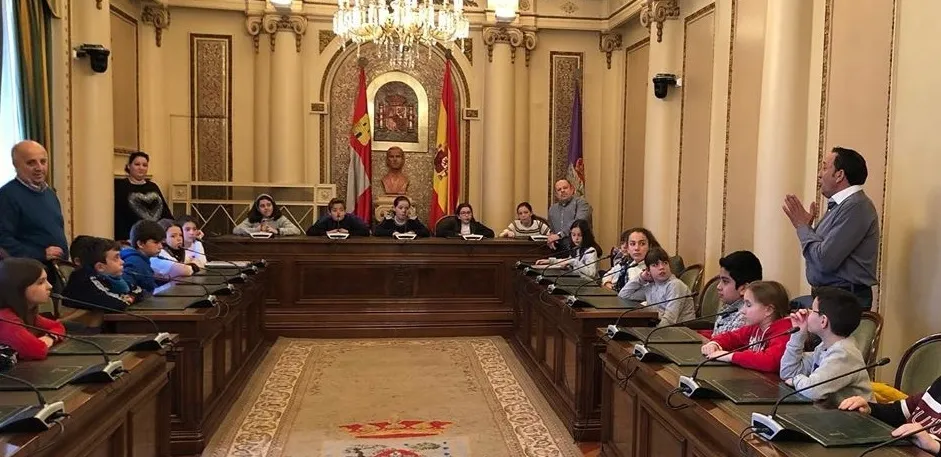 Alumnos del CEIP Virgen de OLmacedo en su visita al Ayuntamiento y la Diputación