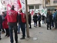 Una imagen de la concentración de este jueves ante el edificio de la 'Colmena'. /SN