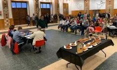 Una imagen del salón municipal de Covaleda ayer. /MGTS