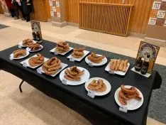 Una imagen del salón municipal de Covaleda ayer. /MGTS
