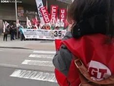 Una imagen de la concentración de este jueves ante el edificio de la 'Colmena'. /SN