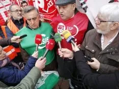 Una imagen de la concentración de este jueves ante el edificio de la 'Colmena'. /SN