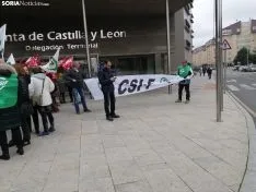 Una imagen de la concentración de este jueves ante el edificio de la 'Colmena'. /SN