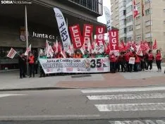 Una imagen de la concentración de este jueves ante el edificio de la 'Colmena'. /SN