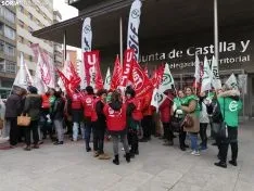 Una imagen de la concentración de este jueves ante el edificio de la 'Colmena'. /SN