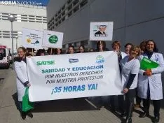 Concentración de Satse a las puertas del Santa Bárbara.