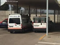 Un profesional del SACyL a la entrada del Santa Bárbara.