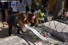Homenaje del IES Machado al poeta en El Espino.