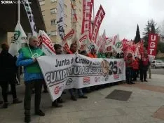 Una imagen de la concentración de este jueves ante el edificio de la 'Colmena'. /SN