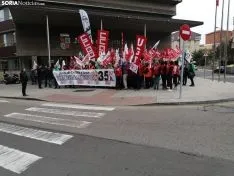 Una imagen de la concentración de este jueves ante el edificio de la 'Colmena'. /SN