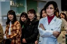 Las estudiantes niponas no se fueron de Soria sin probar el torrezno./Carmen De Vicente
