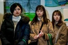 Las estudiantes niponas no se fueron de Soria sin probar el torrezno./Carmen De Vicente